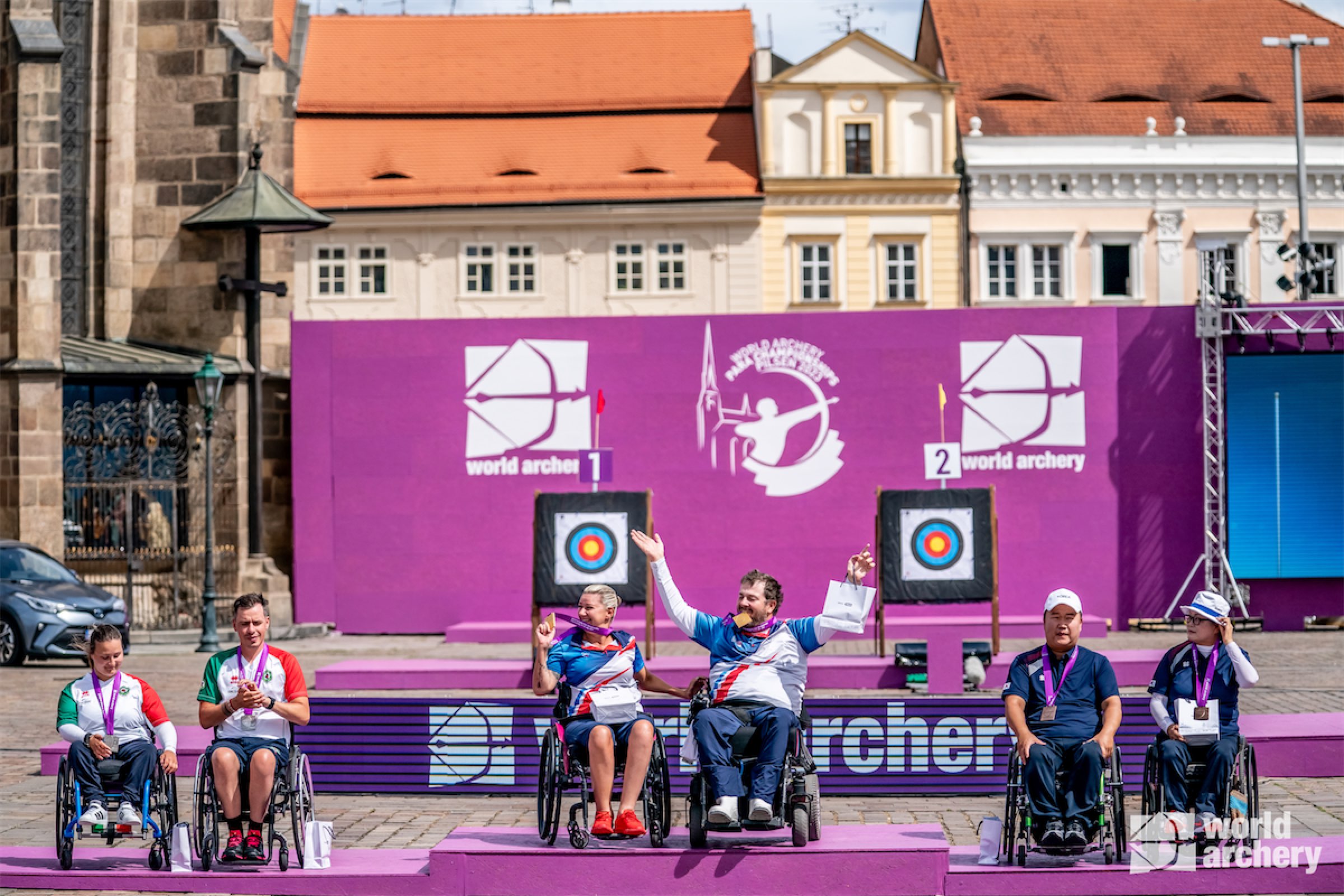 Il podio W1 mixed team con Pellizzari e Tonon dargento