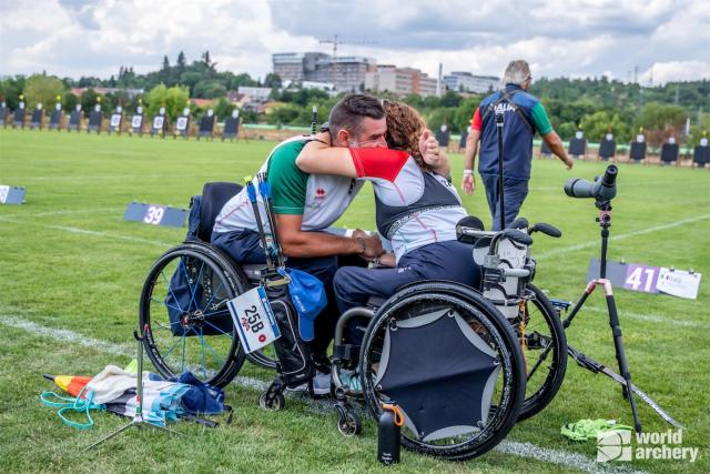 Labbraccio tra Stefano Travisani ed Elisabetta Mijno dopo la semifinale vinta e il pass per Parigi 2024 nel ricurvo open