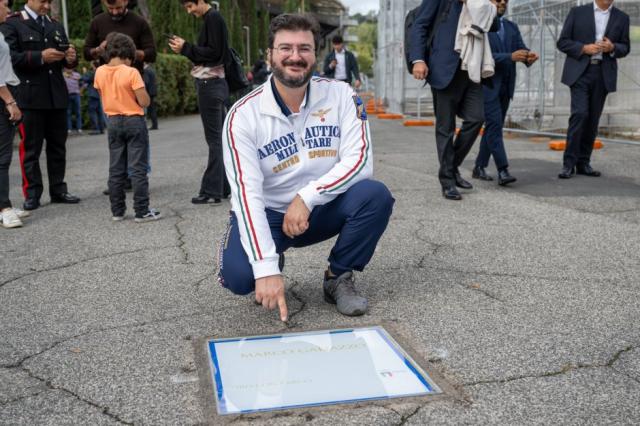 Marco Galiazzo con la sua mattonella