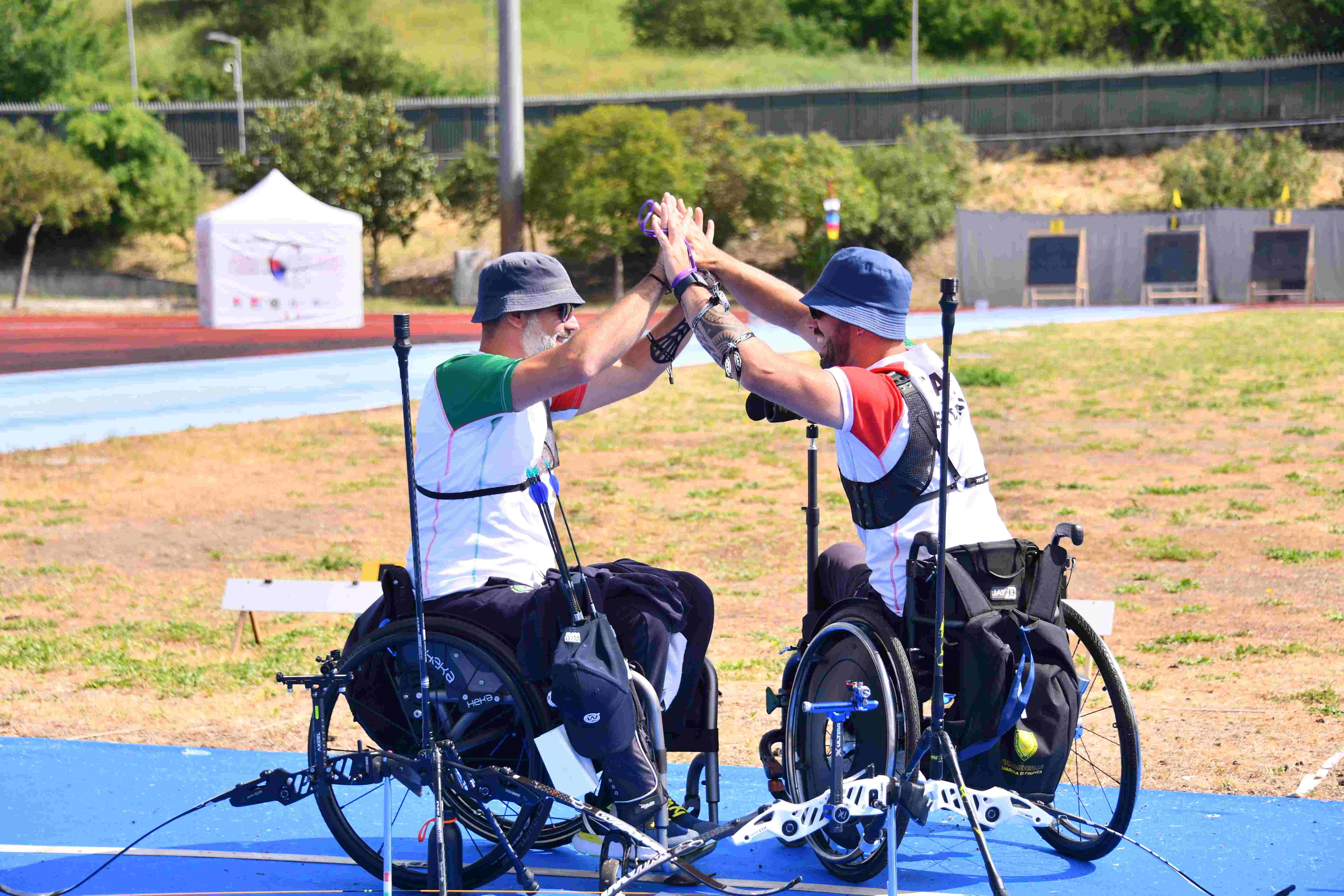 images/Travisani_e_Bettoni_esultano_dopo_la_vittoria.jpg