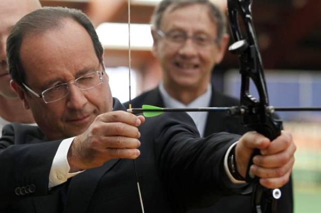 La Curiosità: Hollande saluta gli atleti francesi e tira con l'arco