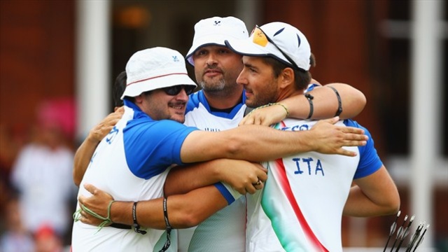 L'abbraccio d'oro della squadra azzurra