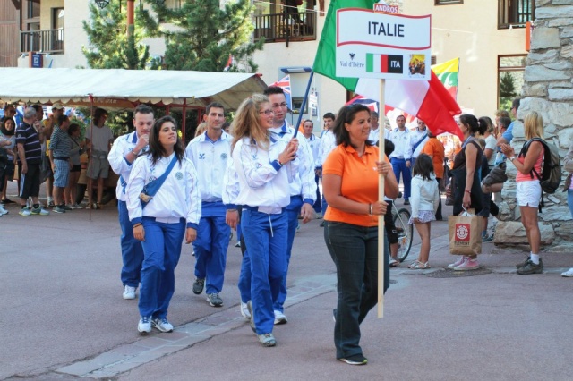 Sfilata azzurra per le strade della Val d'Isere