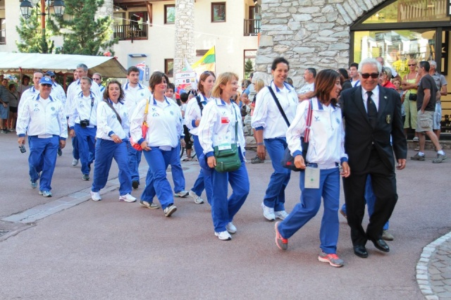Roberto Gotelli, capo missione azzurro, con gli atleti della Nazionale durante la sfilata