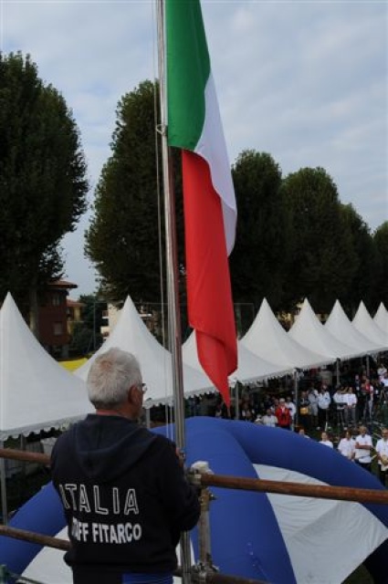 E' l'olimpionico Giancarlo Ferrari, prima storica medaglia olimpica dell'arco, ad alzare la bandiera ai Tricolori di Cherasco.