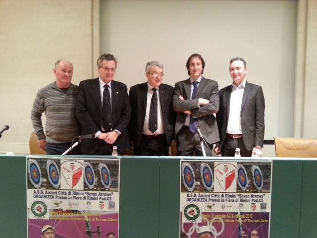 da sin. il Presidente degli Arcieri Città di Rimini Raimondo Luponetti, il Presidente del C.R. Fitarco Emilia Romagna Giuseppe Cozzo, il Presidente Fitarco Mario Scarzella, l'assessore allo sport del Comune di Rimini Gian Luca Brasini e il responsabile d