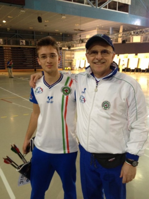 Luca Maran e il coach azzurro Gianni Falzoni dopo la conquista della finale per l'oro dell'azzurrino