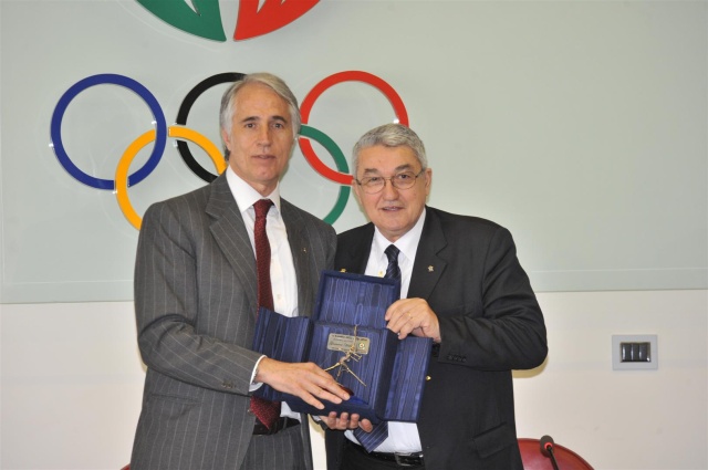 Il Presidente Fitarco Mario Scarzella regala al Presidente CONI Giovanni Malagò un arco in argento