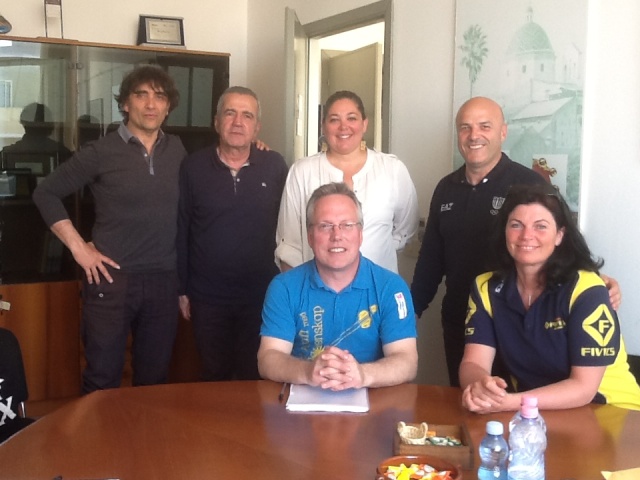 il delegato tecnico WA Ahlund Cenneth con il vicepresidente Fitarco Paolo Poddighe e l'assessore ai Grandi Eventi di Alghero Alma Cardi