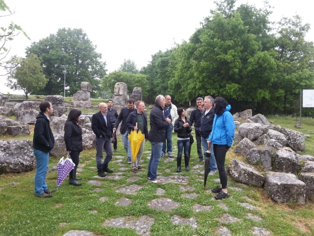 la delegazione cammina lungo la strada romana di Carsulae
