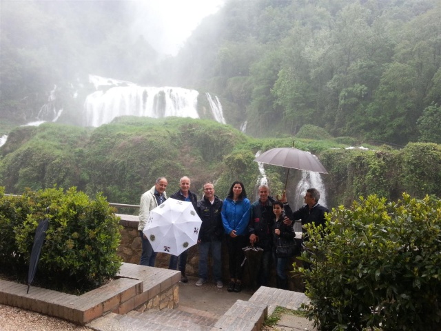 foto di gruppo alla Cascata delle Marmore