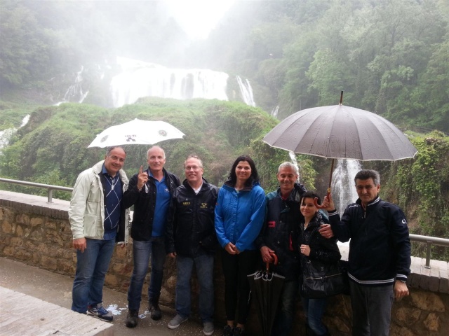 foto di gruppo alla Cascata delle Marmore