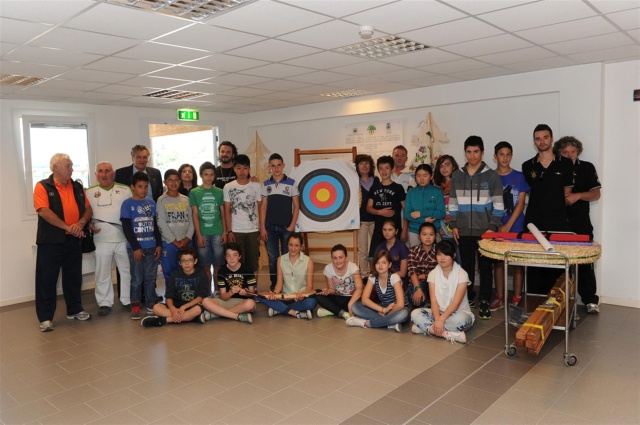 Foto di gruppo con i ragazzi della scuola di Cavezzo