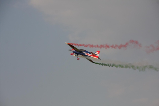 L'aereo che ha colorato la cerimonia di apertura