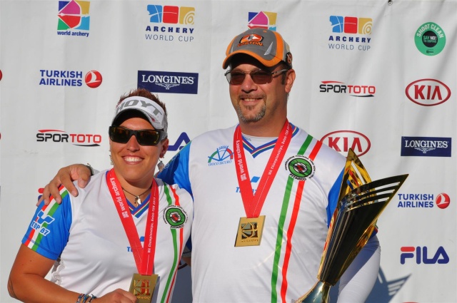 Sergio Pagni e Marccella Tonioli con medaglia e trofeo