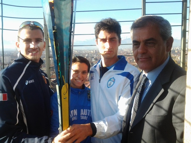 Giuseppe Seimandi sulla Mole Antonelliana insieme agli atleti Ottaviano Iuliano e Martina Amidei e Giovanni Bonanni delle Fiamme Azzurre