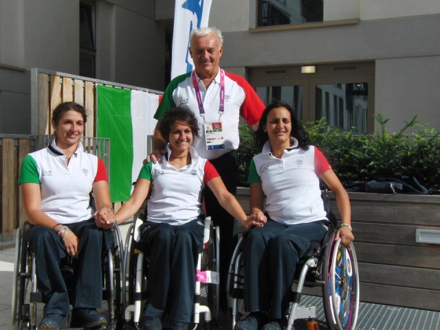 Il coach Marco Pedrazzi con il trio femminile che a Londra ha raggiunto il 4° posto a squadre