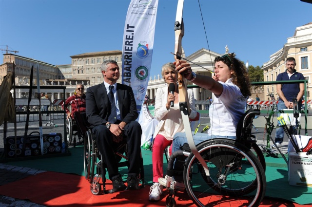 Novella Caliggaris con Elisabetta Mijno e Oscar De Pellegrin allo stand Fitarco a San Pietro 