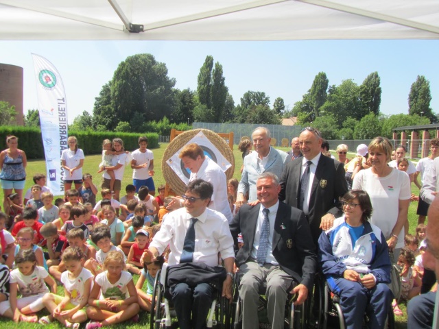 I BAMBINI ALL'INAUGURAZIONE DEL CAMPO DI TIRO ALL'APERTO