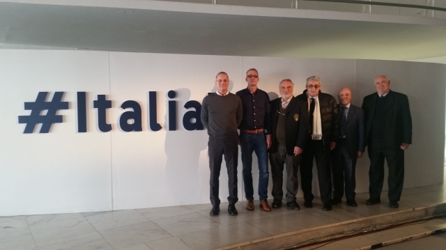 I dirigenti Fitarco con il C.T. Wietse van Alten e il dott. Arrigo Giombini nella Sala delle Armi al Foro Italico