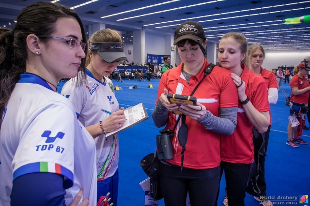 Le ragazze del compound ai paglioni