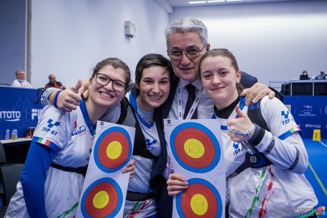 La squadra dell'arco olimpico Junior femminile con il presidente Scarzella