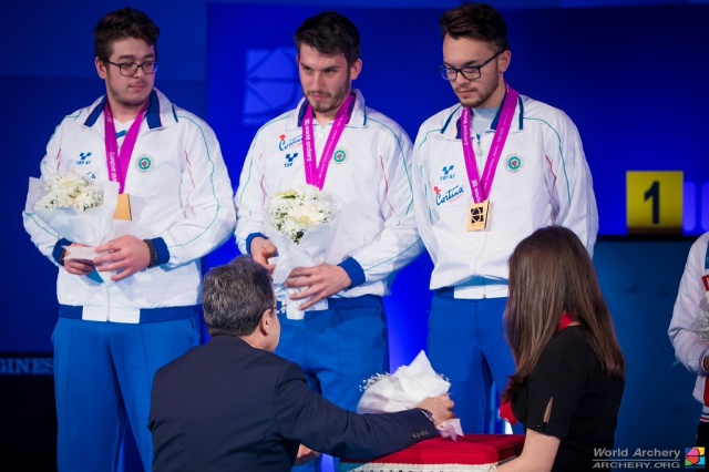 La squadra Junior maschile sul podio