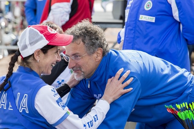 Abbraccio tra due azzurri