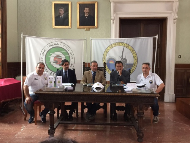 I presenti al tavolo della presentazione