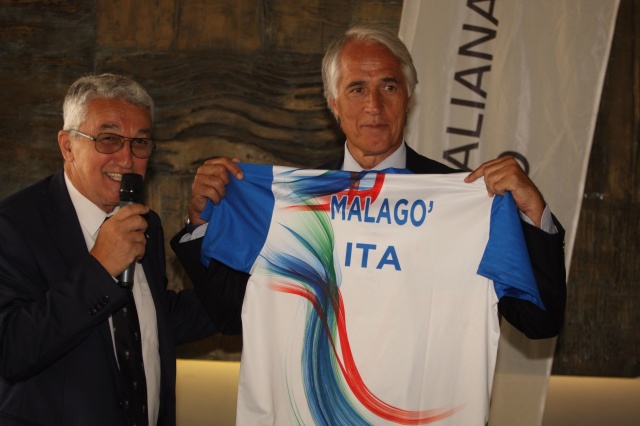 Il presidente del Coni Malagò con la maglia della Nazionale di tiro con l'arco