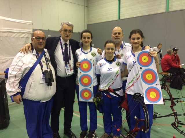 La squadra compound femminile Junior con i tecnici e il presidente Scarzella