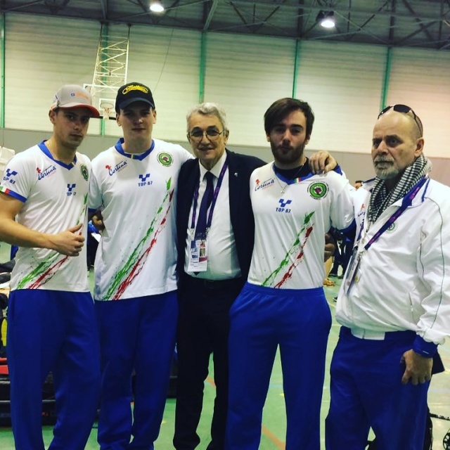 La squadra compound maschile Junior con i tecnici e il presidente Scarzella