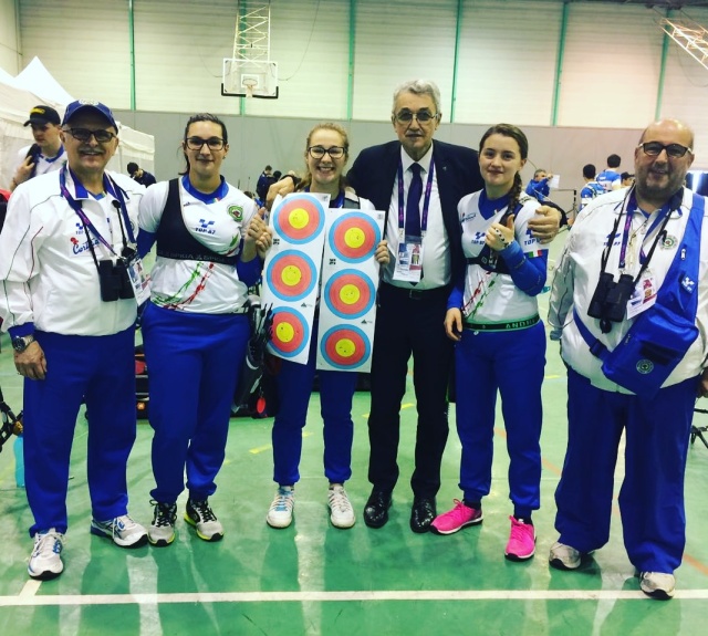 La squadra arco olimpico femminile Junior con i tecnici e il presidente Scarzella
