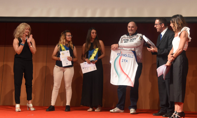 Frangilli con la maglia azzurra sul palco