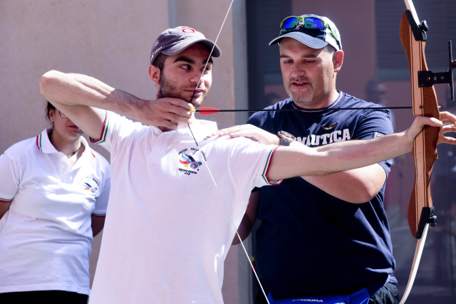 Frangilli con un giovane Allievo nell'area del tiro con l'arco