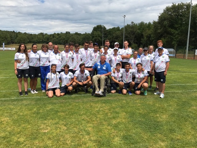 La squadra azzurra con lo staff e le medaglie al collo