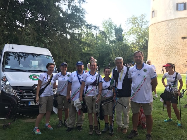 La squadra femminile con il presidente Scarzella