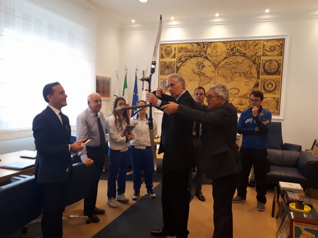 Prove di tiro con l'arco per il Presidente Malagò