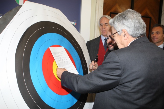 Il Presidente Scarzella firma il contratto di Mauro Berruto - Foto D'Annibale