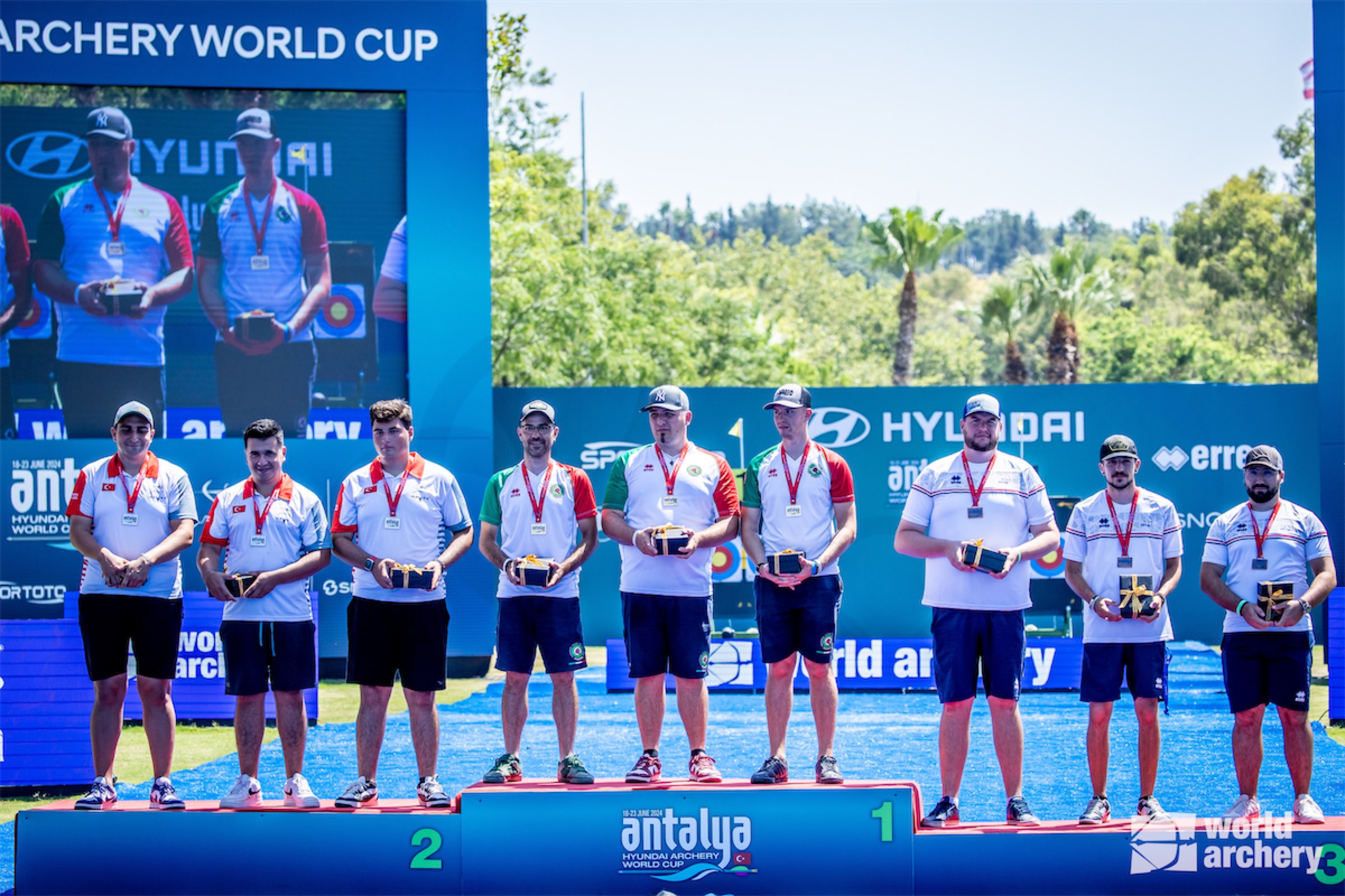 gli azzurri sul gradino più alto del podio 