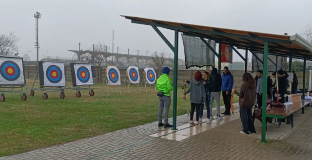 gli studenti provano i tiri nonostante la pioggia