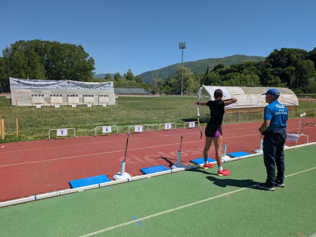 il DT Costantini segue i tiri di unatleta
