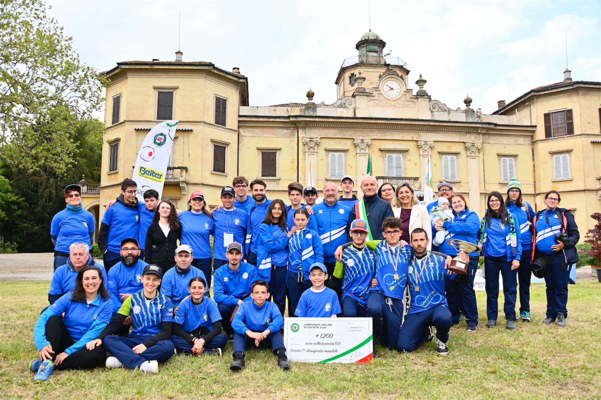 images/il_Malin_Archery_Team_festeggia_davanti_a_Villa_Spalletti_Trivelli_con_il_sindacvo_di_Casalgrande_Giuseppe_Daviddi.JPG