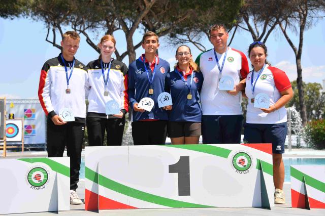 il podio mixed team Under 18 ricurvo con Manini e Mazzuoli