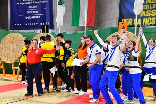 lArco Club Fossano festeggia la vittoria allo spareggio in semifinale