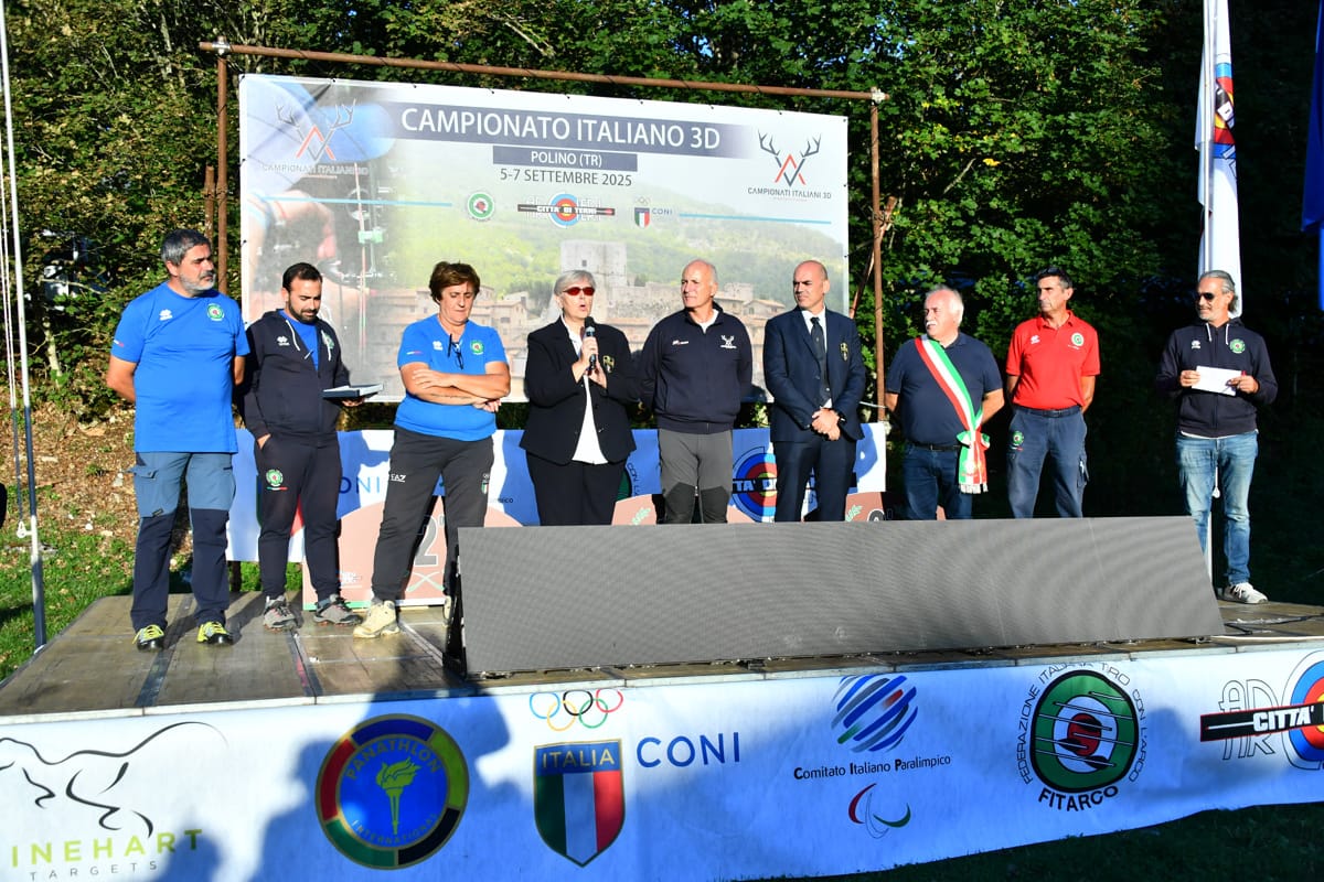 images/le_autorità_durante_la_cerimonia_di_apertura.jpg