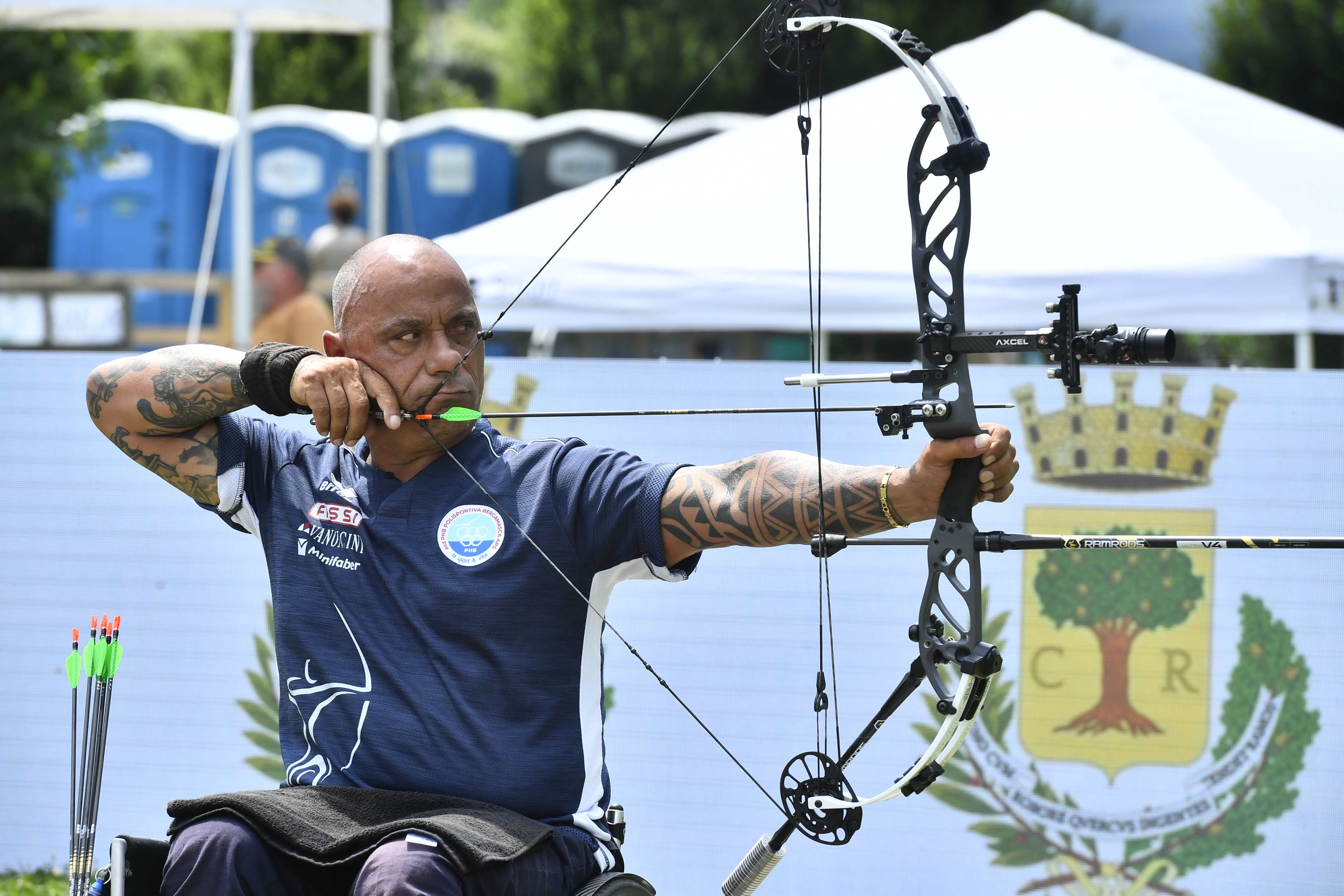 Cancelli campione nel compound maschile