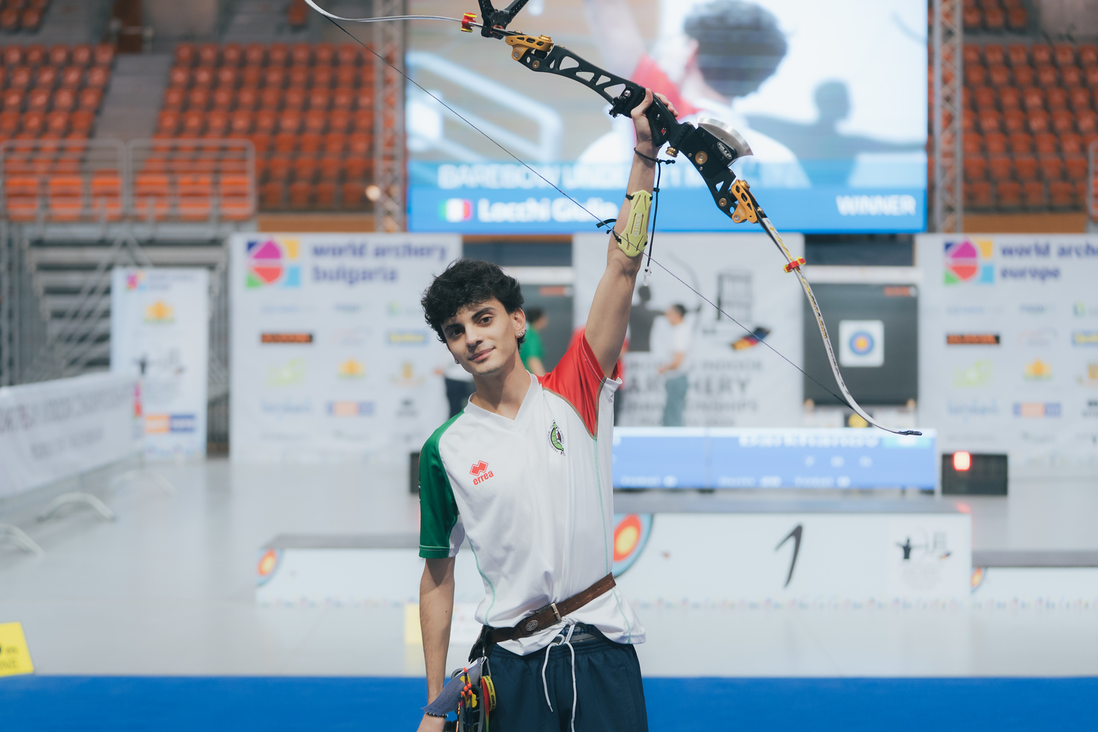 Locchi oro arco nudo